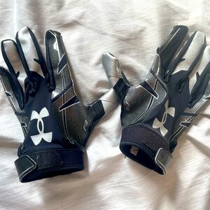 Under Armour Black and Gray Athletic Gloves